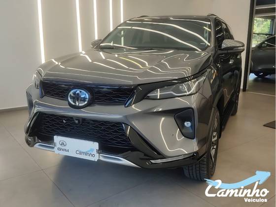 TOYOTA HILUX SW4 2.8 D-4D TURBO DIESEL SRX PLATINUM 7L 4X4 AUTOMÁTICO